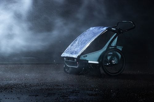 Een fietstrailer wordt onderworpen aan slijtagesimulaties in het Thule Test Center.